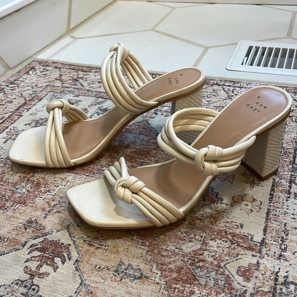 Block Heel Samdals - Picture 5 of 7